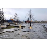9357_0943 Lampen und Sitzbänke werden vom Hochwasser überspült. | Hochwasser in Hamburg - Sturmflut.